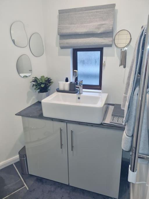 브라운톤 The Den - A Modern, Quirky, Self Contained Unit 아파트 외부 사진