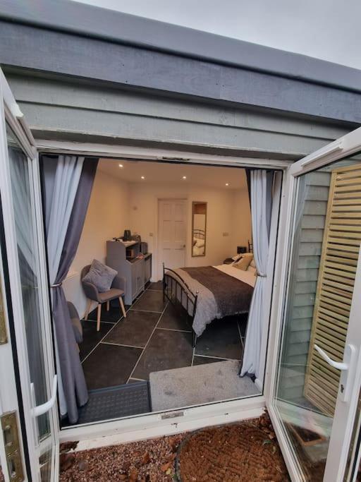 브라운톤 The Den - A Modern, Quirky, Self Contained Unit 아파트 외부 사진